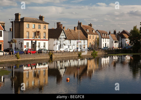 England, Cambridgeshire, Godmanchester, Damm, Pub am Flussufer, Geschäften und lokalen Unternehmen Stockfoto