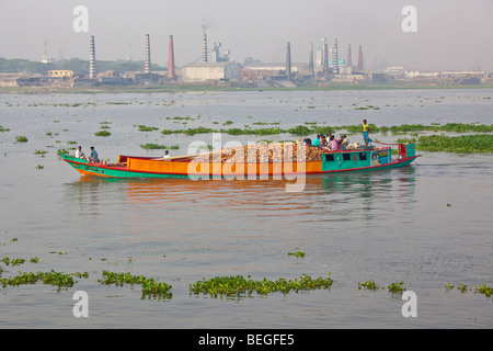 Lastkahn mit Ziegel und Ziegeleien am Fluss Buriganga in der Nähe von Dhaka Bangladesch Stockfoto