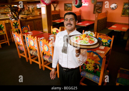 Männliche mexikanische Kellner hielt ein Tablett mit Essen im Fiesta Mexicana Restaurant, Salida, Colorado, USA Stockfoto