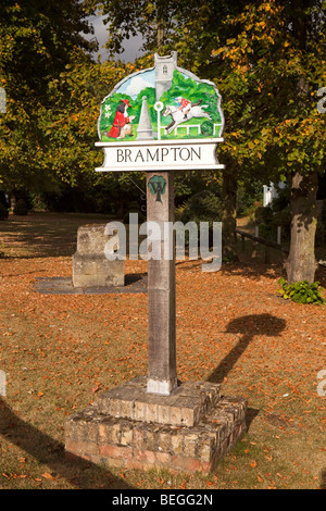 England, Cambridgeshire, Huntingdon, Brampton Dorf Schild mit Samuel Pepys und Rennbahn Stockfoto