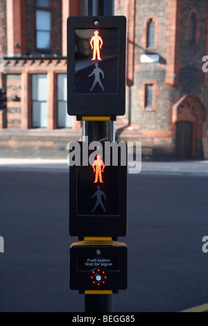 Druckknopf warten auf Signal und Rotlicht Don't walk Fußgängerüberweg Taste auf einer Straße in Liverpool uk Stockfoto