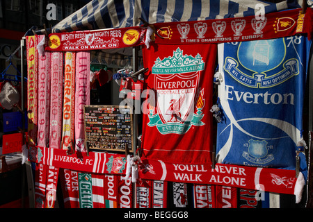 Liverpool und Everton Fußball Fanartikel Stall im Stadtzentrum von Liverpool Merseyside England uk Stockfoto