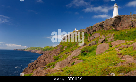 Älteste Leuchtturm in Neufundland auf der linken und eine neue am Cape spear National Historic Site Steilküste am Atlantik Stockfoto