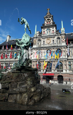 Brabo-Brunnen vor dem Rathaus in der Grote Markt. Stockfoto