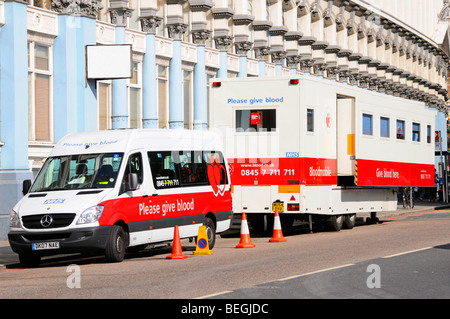 NHS Blutspender mobiles Abschleppbares Blutmobil Outdoor Spende Arbeitsplatz Wohnwagen Personal Personal Transport Van geparkt in London Street Southwark England Großbritannien Stockfoto