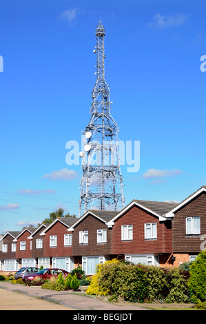 Telekommunikation-Mast erhebt sich über Häuserzeile Stockfoto