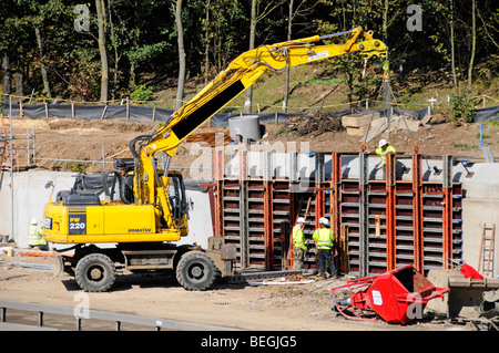 Arbeiter arbeiten auf konkrete Stützmauer Struktur als Teil der Autobahn M25 Schema Erweiterung Stockfoto