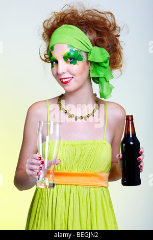 Portrait von schöne rothaarige Model mit Kleeblatt-Body-Art hält das Glas Bier Stockfoto