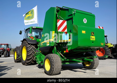 Zugmaschine und Anhänger auf dem Display an der Landwirtschaft zeigen Parthenay, Deux-Sèvres, Frankreich. Stockfoto