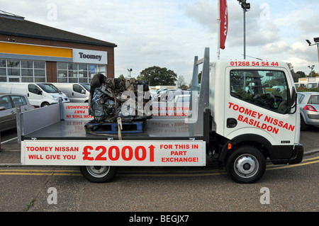 Nissan Autohändler Pick-up-Truck mit einem zerkleinerten alten Auto als Förderung für Regierung Auto Abwrackschema Essex Händler England Großbritannien Stockfoto