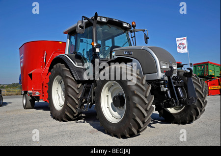 Traktoren auf dem Display auf der Landwirtschaftsausstellung in Parthenay, Deux-Sèvres, Frankreich. Stockfoto