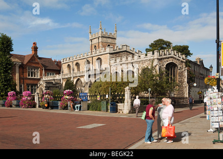 England, Cambridgeshire, Huntingdon, Stadtzentrum, Shopper in verkehrsberuhigten Platz vor Allerheiligen Pfarrkirche Stockfoto
