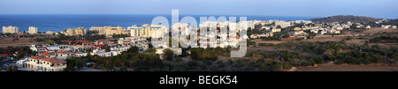 Genähte Panorama-Foto von Protaras, gesehen vom Profitis Ilias Kirche. Stockfoto