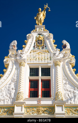 Die Statue of Justice auf der Oude Griffie (alte Blockflöten Haus), Burg, Brügge, Belgien Stockfoto