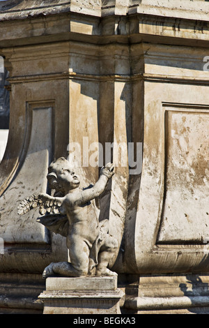 Betender Engel Skulptur am Sockel der Pestsäule, Linz, Österreich Stockfoto