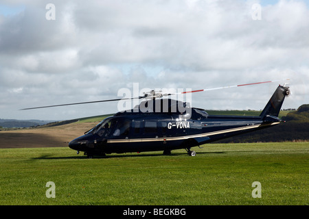 S76A Sikorsky Hubschrauber G-VONA ausziehen auf Compton Abbas Flugplatz in Dorset in England Stockfoto