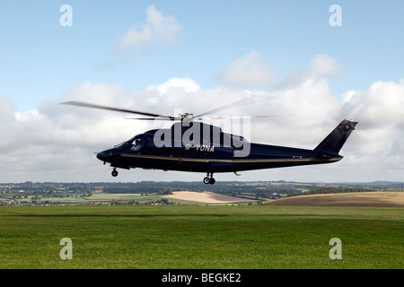 S76A Sikorsky Hubschrauber G-VONA ausziehen auf Compton Abbas Flugplatz in Dorset in England Stockfoto