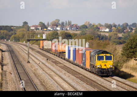 Klasse 66 Diesellok arbeiten einen Freightliner-Service in der Nähe von Cholsey im Thames Valley. Stockfoto