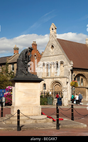 England, Cambridgeshire, Huntingdon, Stadtzentrum, denken Soldat War Memorial und Cromwell Museum Stockfoto