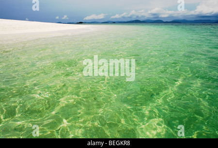 Einsamen tropischen Strand mit blauem Himmel Stockfoto