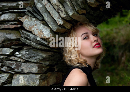 Teenager-Model im Bauerngarten Stockfoto