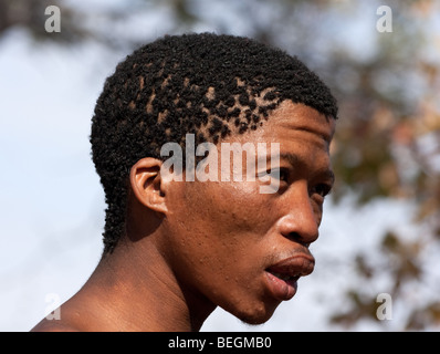 San-Dorf. Ein San-Mann in seinen Zwanzigern. Stockfoto