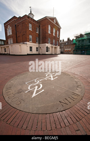 England, Cambridgeshire, Huntingdon, hohe Straße, Charta Denkmal inmitten der Fußgängerzone Bürgersteig vor Rathaus Stockfoto