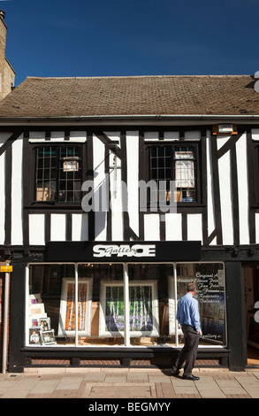 England, Cambridgeshire, Huntingdon, High Street, Kunst-Galerie in den Räumen der historischen Holz gerahmt Stockfoto