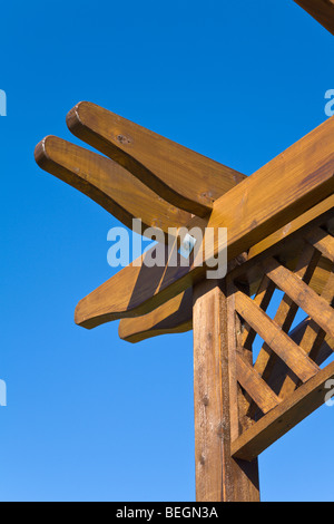 Pergola aus Holz vor blauem Himmel Stockfoto