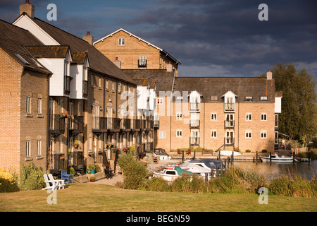 England, Cambridgeshire, St Ives, gebautes neu Gehäuse mit privaten Boot Liegeplatz am Fluss Great Ouse Rückstau Stockfoto