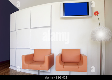 Schöne moderne Innenarchitektur Lobby, orange Gänseblümchen Gerbera Blume Stockfoto