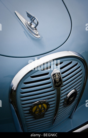 Eine Nahaufnahme Detail Aufnahme der Motorhaube, Abzeichen und Grill auf einem Austin A30 in hellblau. Stockfoto