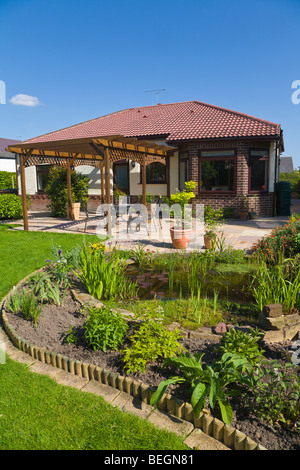 Garten Sie Bungalow Cheshire England Stockfoto