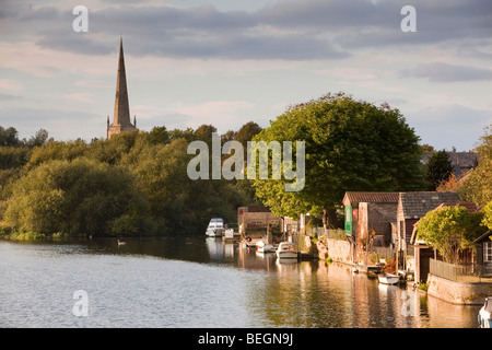 England, Cambridgeshire, St Ives, private Bootfahren, Anlegestelle am Fluss Great Ouse unter All Saints Church Turmspitze Stockfoto