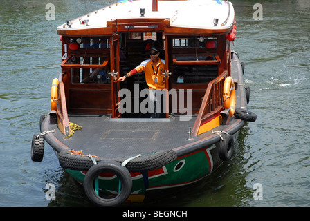 Verkäuferin auf dem Singapore River, Singapur Stockfoto