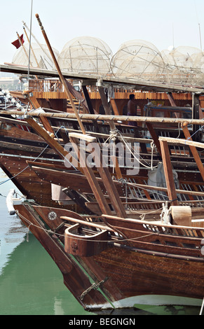 Katar Angeln Dhaus vertäut im Hafen von Doha, eines davon mit Fisch Käfige gespeichert auf dem Camopy Rahmen des After-Decks. Stockfoto