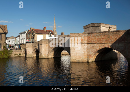 England, Cambridgeshire, St Ives, historische Steinbrücke Fluss Great Ouse und winzige Kapelle Stockfoto