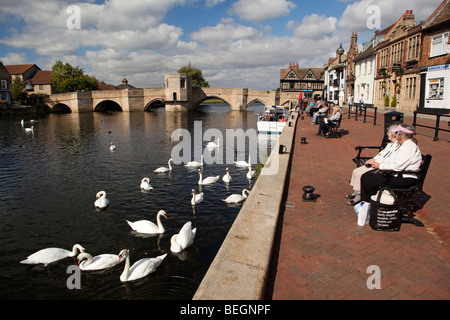 England, Cambridgeshire, St Ives, Kai, Schwäne und Enten am Fluss Great Ouse durch steinerne Brücke und Kapelle Stockfoto