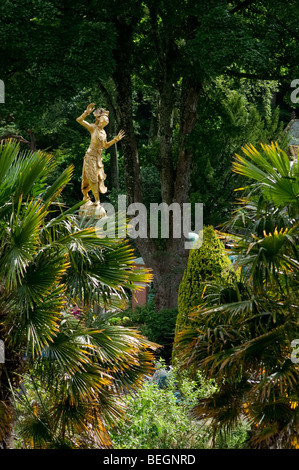 Eine goldene Statue einer burmesischen Tänzerin auf einer ionischen Säule in der zentralen Piazza von Portmeirion Dorf. Stockfoto