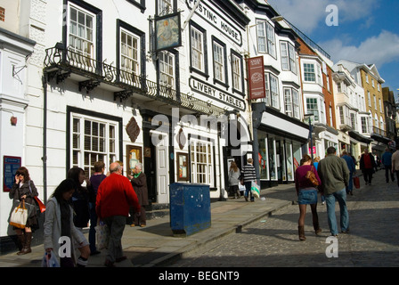 Alte Lackierung Ställe auf Guildford High Street mit Käufern zu Fuß in die Sonne Stockfoto