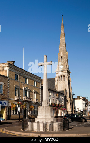 England, Cambridgeshire, St Ives, Markt Hill War Memorial unten frei evangelisch reformierte Kirche spire Stockfoto