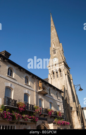 England, Cambridgeshire, St Ives, Markt Hill, Golden Lion Hotel und kostenlose evangelisch reformierte Kirche spire Stockfoto