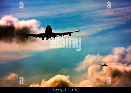 Wecken Sie Turbulenz Formen hinter Flugzeugen als sie Pässe durch die Wolken beim Abstieg zur Landung. Stockfoto