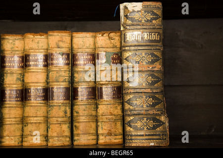 Eine Leder gebunden Bibel steht im Bücherregal einer Kirche. Stockfoto