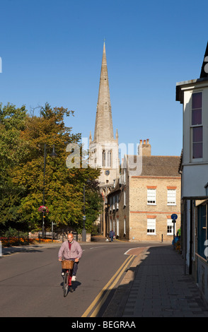 England, Cambridgeshire, St Ives, Broadway, der wartet, All Saints Church Turmspitze Stockfoto