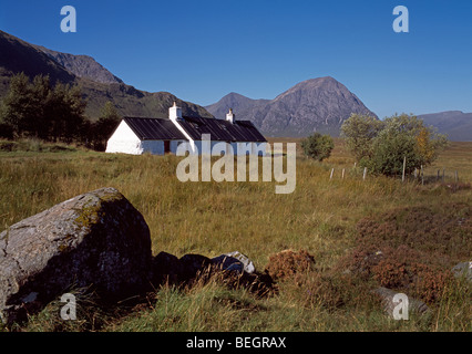 Black Rock Cottage in der Nähe von Buachaille Etive Mor, Glen Coe, Rannoch Moor, Lochaber, Schottland Stockfoto