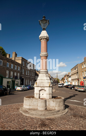 England, Cambridgeshire, St Ives, Broadway, 1897 Königin Victoria Diamond Jubilee Pferd Trog Stockfoto