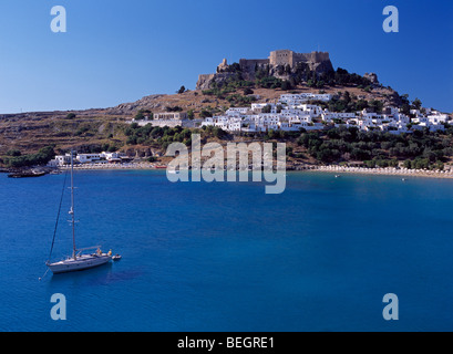 Lindos Bay, mit Dorf Lindos und Akropolis, Rhodos, Griechenland Stockfoto
