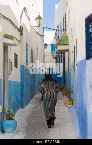 Frau in einer engen Straße Oudaya Kasbah Rabat Marokko Stockfoto