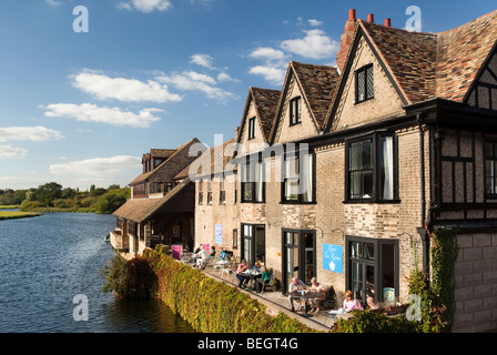 England, Cambridgeshire, St Ives, Fluss Tea Rooms, Kunden, die Tee am Fluss Great Ouse Terrasse Stockfoto